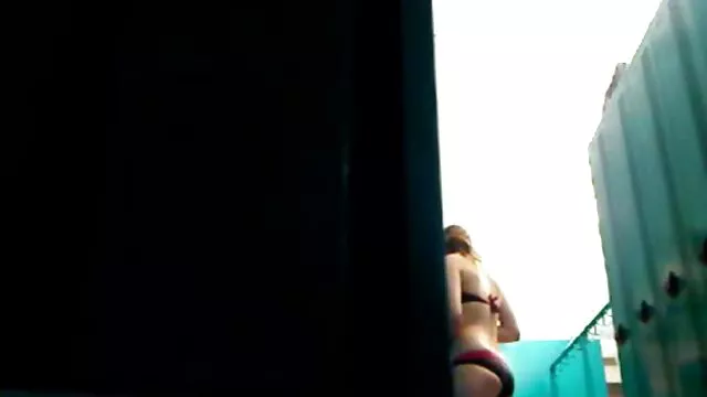 Kelly suce une bite qui jouit sur son porno xxxl gratuit cul chaud