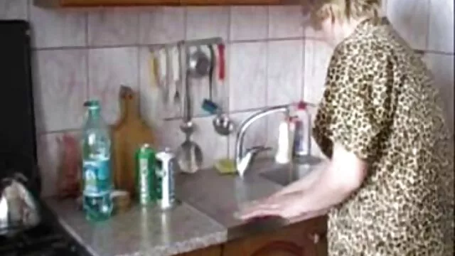 Une fille brune chaude se fait baiser par xxxl pornographie gratuite deux dans un studio de danse