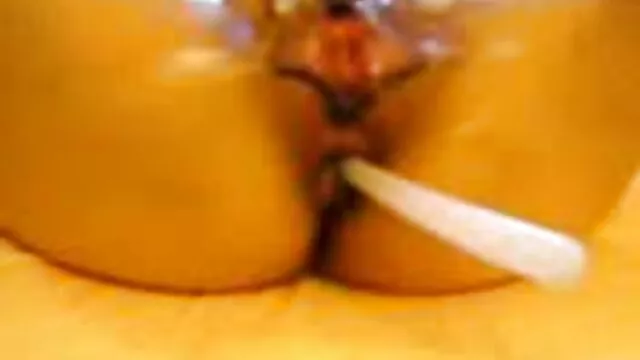 Fille chaude se masturbe sur le porno xxxl gratuit canapé